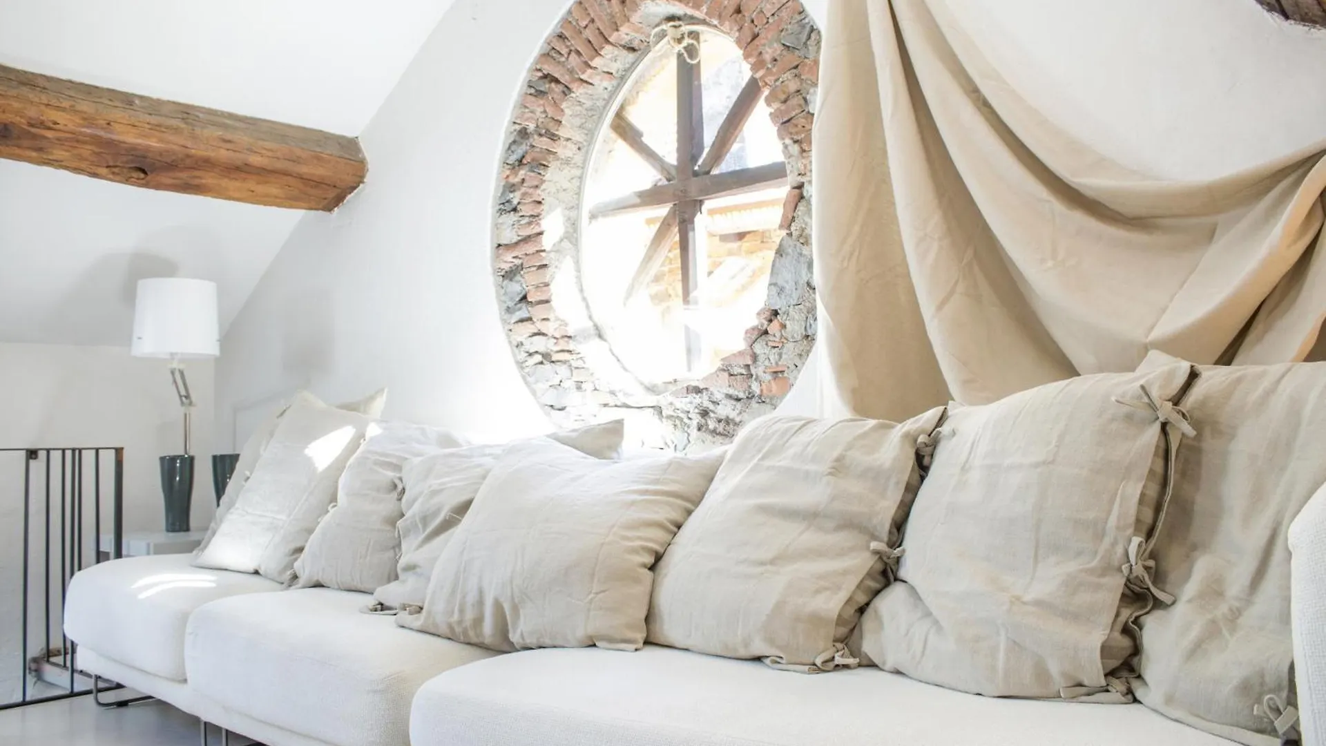 Apartments At The Pier Of Brienno - The House Of Travelers
