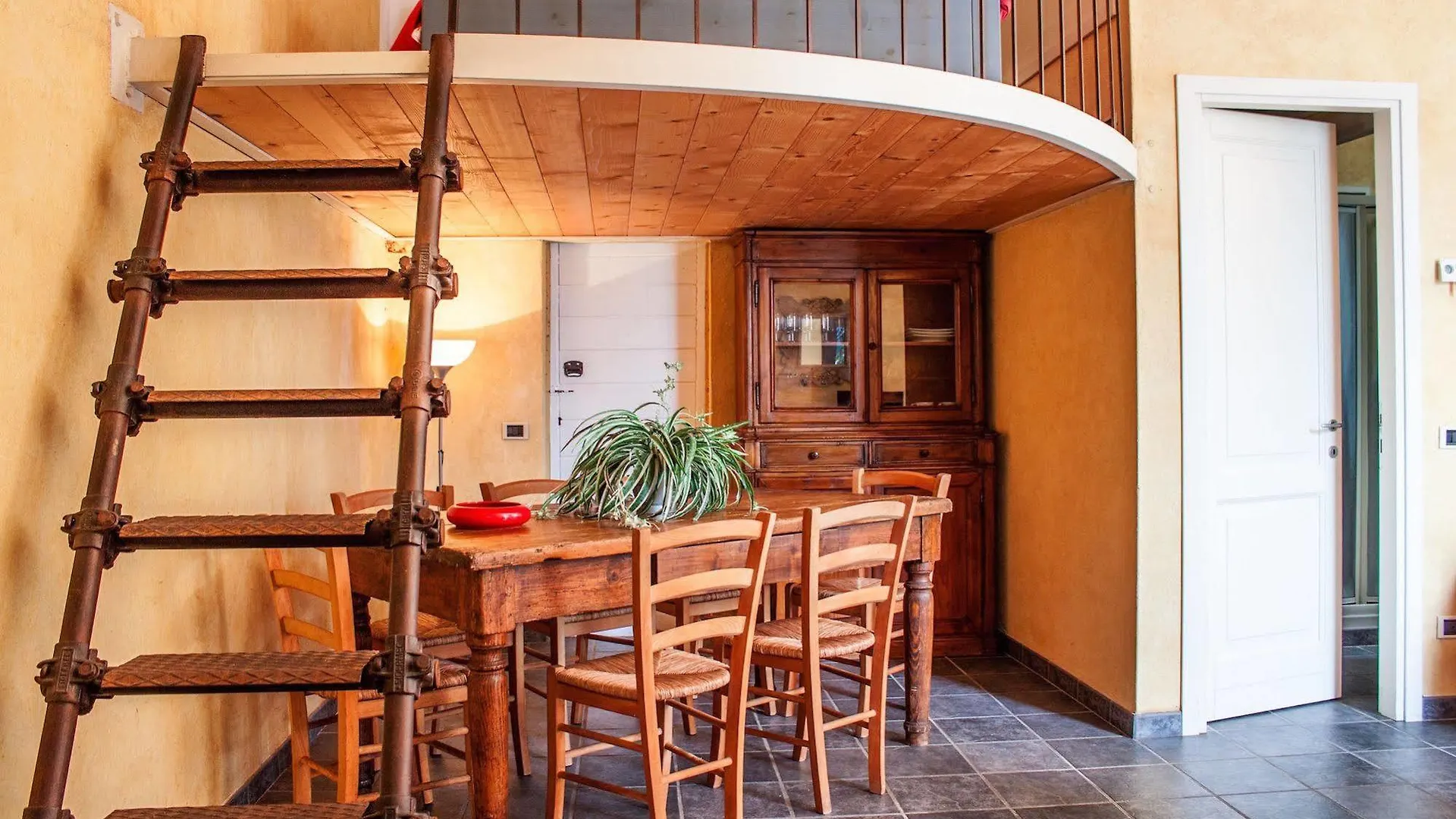 Apartments At The Pier Of Brienno - The House Of Travelers